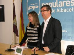 Inmaculada López y Marcial Marín, en la sede provincial.