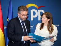 Juan Antonio Moreno y Tania Andicoberry, en la sede del PP de Almansa.