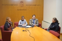 El alcalde de Almansa, Francisco Núñez, junto a padres y madres afectados.