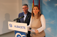 Carolina Agudo y Juan Antonio Moreno, en la sede del PP de Albacete.