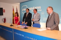 Francisco Núñez, presidente del PP de Albacete; Manuel Mínguez, alcalde de Hellín; Irene Moreno, diputada nacional; y Dimas Cuevas, senador, en rueda de prensa.