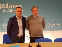 Fermín Gómez y Javier Sánchez, en la sede provincial del Partido Popular.