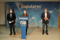 Juan Antonio Moreno, Ana Guarinos y Vicente Aroca, en la sede del PP de Albacete.