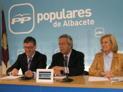 Marcial Marín, Ramón Aguirre y Carmen Bayod, en la sede del PP.