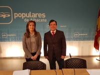 Carmen Navarro y Francisco Molinero, en la sede provincial del PP.