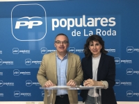 Santiago Blasco y Delfina Molina, en la sede del PP de La Roda.