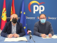 Francisco Vizcaíno y Javier Sánchez, en la sede del PP de Almansa.