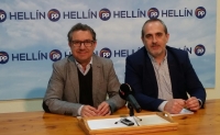 Antonio Martínez y Francisco Vizcaíno, en la sede del PP de Hellín.