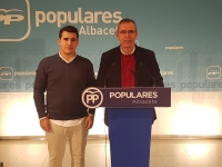Juan Carlos González y Vicente Aroca, en la sede provincial.