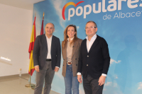 Valent&iacute;n Bueno, Carmen Navarro y Antonio Mart&iacute;nez, en la sede del PP de Albacete.