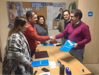 Manuel Serena formalizó su candidatura en la sede del PP de Hellín, con presencia del presidente provincial Francisco Núñez.