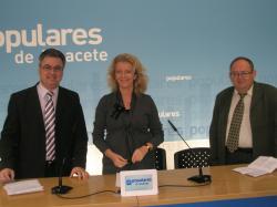 Senadores del PP, en la sede provincial.