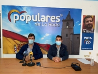 Sergio Jiménez y Juan Carlos González, durante la rueda de prensa en la sede del PP de La Roda.
