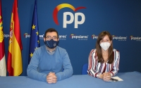 Tania Andicoberry, en la sede del PP de Almansa, junto a Longinos Marí, miembro de la Junta Local del PP.