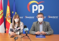 Tania Andocoberry y Juan Antonio Moreno, en la sede del PP de Almansa.