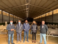 Vicente Aroca, en la empresa de Tarazona de la Mancha, junto a miembros de la Junta Local del PP.