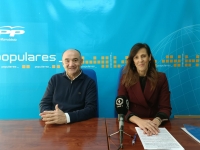 Valentín Bueno y María Gil, en la sede del PP de Villarrobledo.