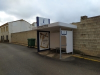 Parada del autobús en Villapalacios, en el centro del municipio.