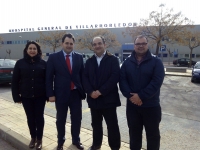 Francisco Núñez, junto al portavoz del PP de Villarrobledo, Valentín Bueno, y parte de su grupo de concejales.