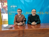 Antonio Martínez y Valentín Bueno, en la sede del PP de Villarrobledo.