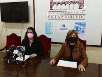 La concejal Cristina García junto a la delegada de la Asociación Desarrollo, Carmen María Arcos.