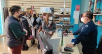 La vicesecretaria de Participación del PP-CLM, Tania Andicoberry, visitó establecimientos comerciales de Caudete.